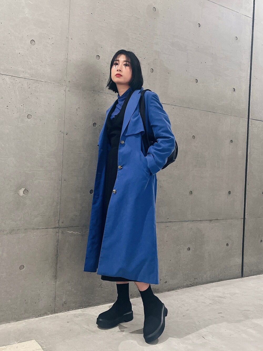 「休日スタイル、ブルー、ブルーコーデ、トレンチコート、古着MIX、ワンピース、ワンピースコーデ、レイヤードスタイル、シアートップス、shein、プチプラコーデ、ショートブーツ、春服、いまどきジャケット写真、ロングワンピース」｜「SHEINのアイテム（ブーツ、ブラック系）」を使った、ʜᴀʀᴜᴋᴀさん（レディース・163cm）の春コーディネートの1枚目の写真