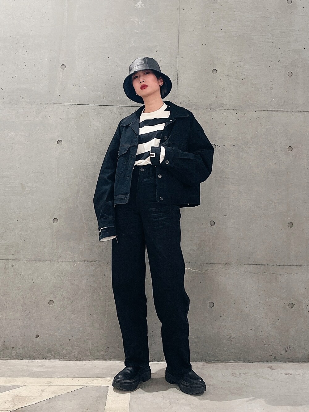 「モノトーン、セットアップ、UNIQLO、ブーツ、ボーダー、バケットハット、レザー、セットアップスタイル、デニムコーデ、デニムオンデニム、ストリート、WEARハロウィン2022、秋コーデ、デニム、ロンT」｜「A BATHING APEのアイテム（Tシャツ/カットソー、ホワイト系）」を使った、ʜᴀʀᴜᴋᴀさん（レディース・163cm）の秋コーディネートの1枚目の写真