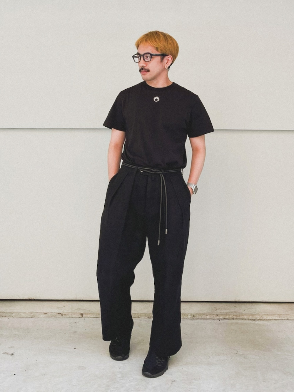 「秋っぽコーデ更新中、メガネ男子、ワントーンコーデ、タックイン、シンプルコーデ、モード、スニーカー、スラックス、ワイドパンツ、お出かけコーデ、きれいめカジュアル、オールブラック」｜「MARINE SERREのORGANIC-COTTON T-SHIRT（Tシャツ/カットソー、ブラック系）」を使った、　MATSU  MAKOTOさん（メンズ・160cm）の秋コーディネートの1枚目の写真