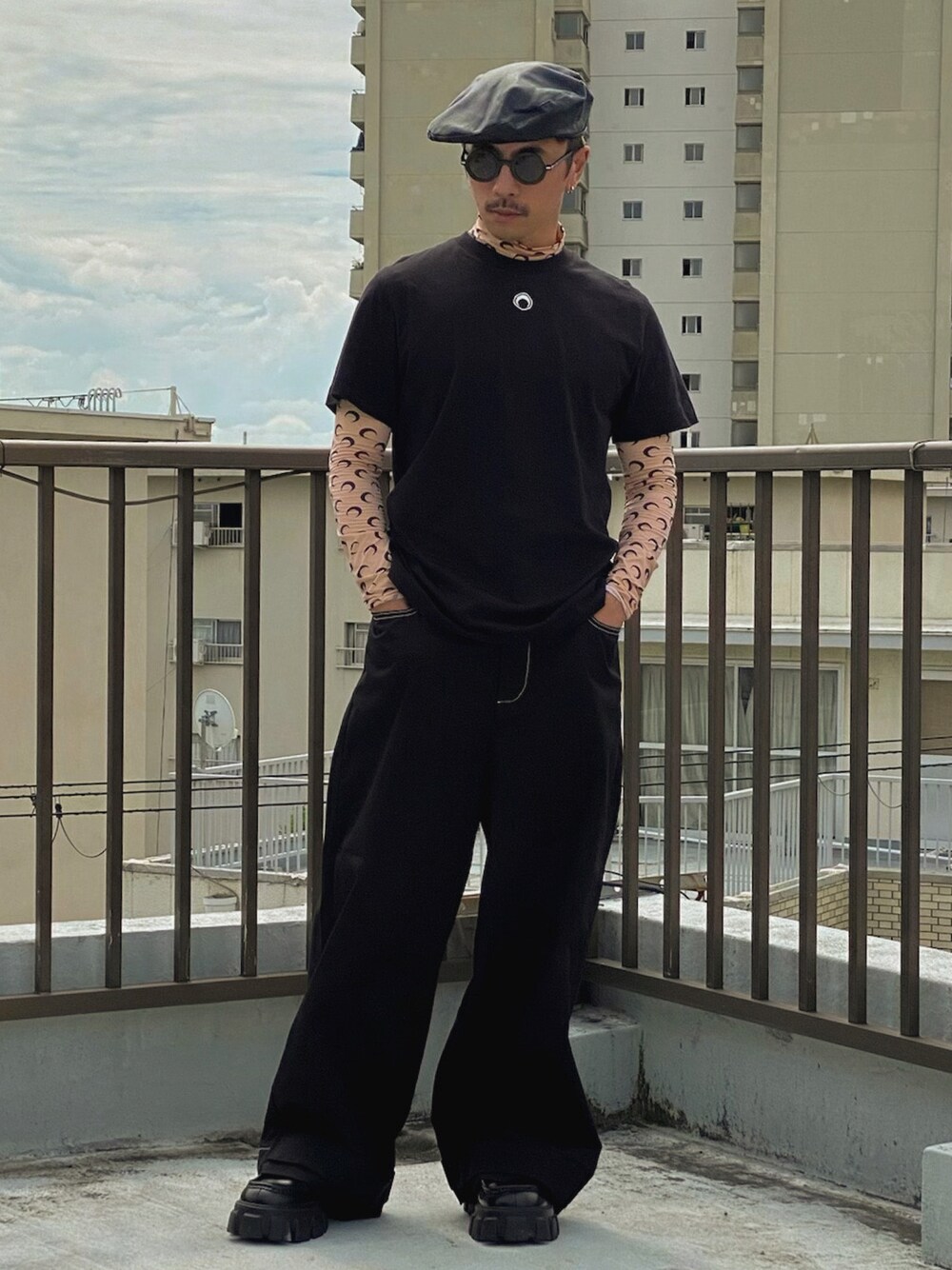 「オールブラック、ワイドパンツ、厚底シューズ、ローファー、ベージュ、ベレー帽、ハンチング、ロゴT、タートルネック、ロンT、オーバーサイズ、サングラス、革靴、レイヤードスタイル、モード」｜「SUNNEIのアイテム（パンツ、ブラック系）」を使った、　MATSU  MAKOTOさん（メンズ・160cm）の秋コーディネートの1枚目の写真
