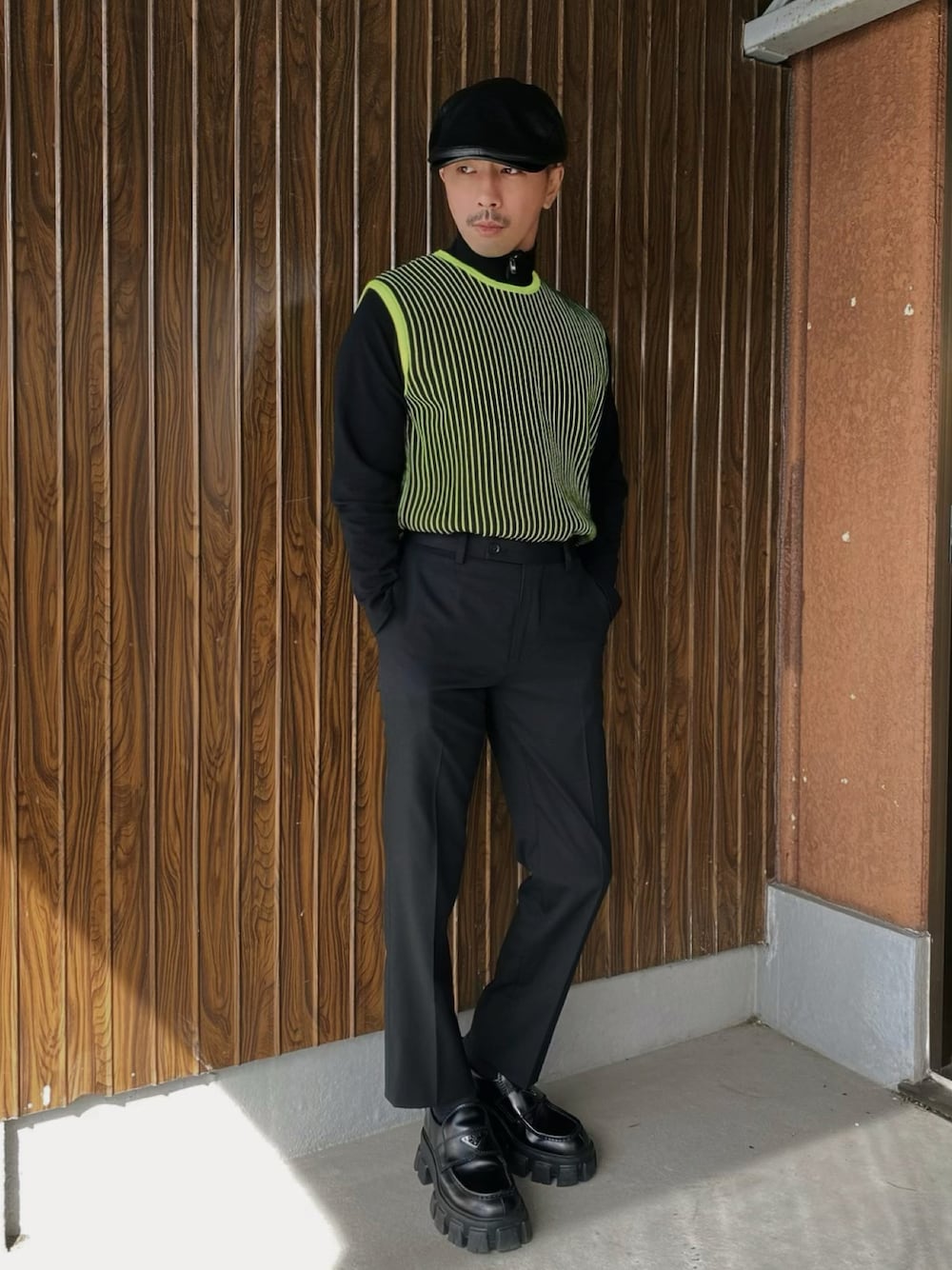 「ほめられ本命コーデ、スリムパンツ、ハンチング、ベスト、ストライプ、スラックス、厚底シューズ、レザー、ブラックコーデ、タートルネック、ハーフジップ、きれいめカジュアル、モード、タックイン、ビビッドカラー」｜「glabellaのglabella / グラベラ / ヴィンテージライク フェイクレザー  ハンチング / ハンチング帽 / モナコハンチング（ハンチング/ベレー帽、ブラック系）」を使った、　MATSU  MAKOTOさん（メンズ・160cm）の冬コーディネートの1枚目の写真