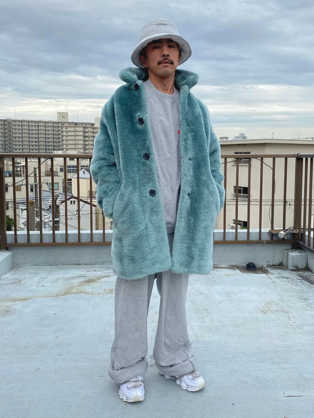 ブルー系のジャケット/アウター、ホワイト系のスニーカー、その他のその他を着用したメンズの冬コーディネートの1枚目の写真