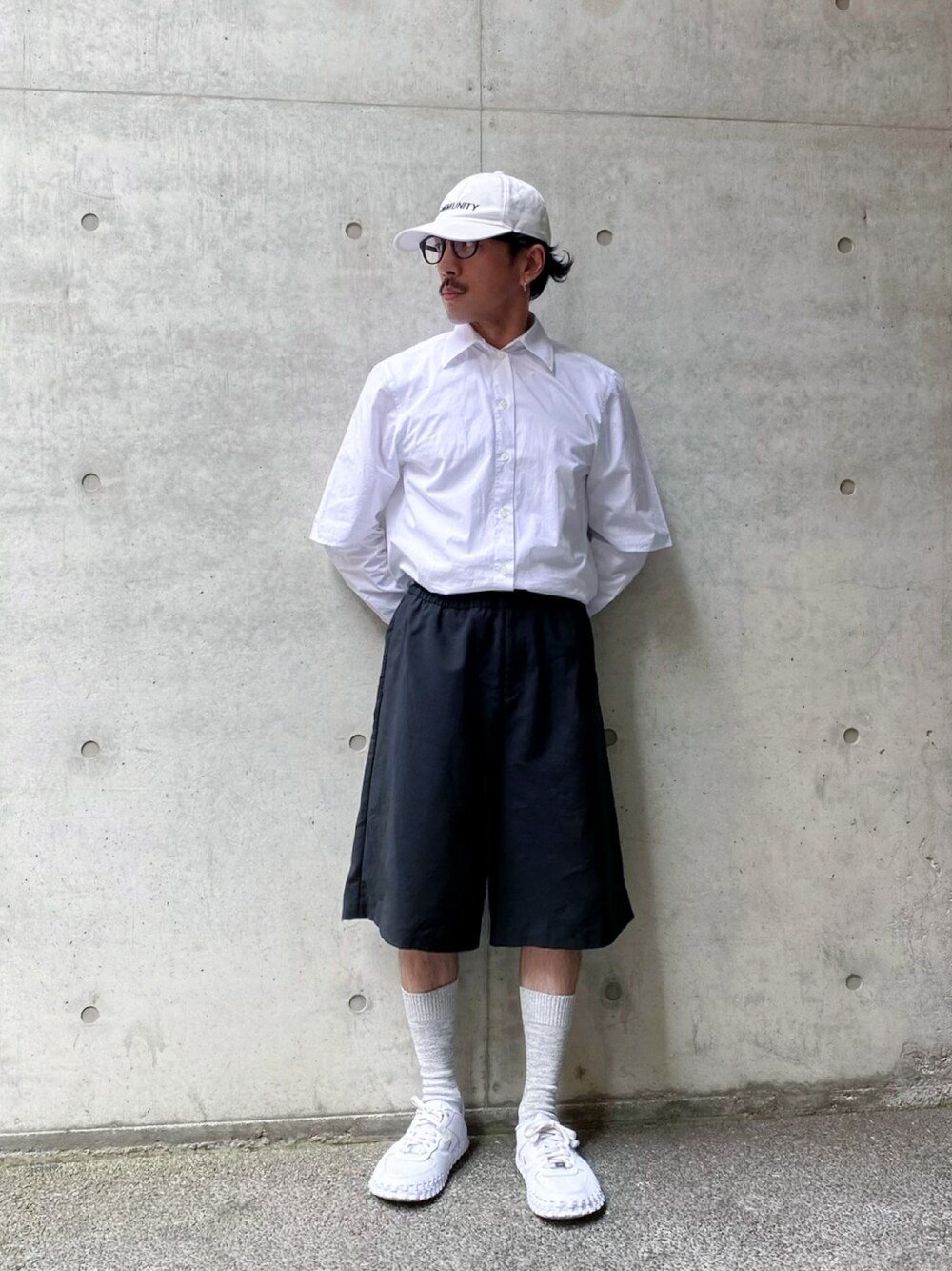 「ショートパンツ、メガネ男子、シャツスタイル、白スニーカー、モノトーン、キャップ、お出かけコーデ、モード、きれいめカジュアル、スニーカー、夏コーデ、タックイン、シンプルコーデ、NIKE、低身長」｜「DRESSEDUNDRESSEDのアイテム（キャップ、ホワイト系）」を使った、　MATSU  MAKOTOさん（メンズ・160cm）の夏コーディネートの1枚目の写真