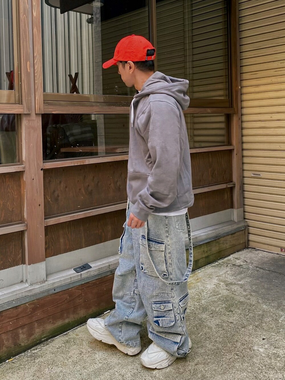 「秋服まるっと大公開、秋コーデ、キャップ、パーカー、ビッグシルエット、ストリート、デニム、カーゴパンツ、スニーカー、白スニーカー、レイヤードスタイル、ワイドパンツ、ワントーンコーデ、淡色コーデ、厚底シューズ」｜「instagram🏳️‍🌈のInstagram ▶︎ matsu_makoto_   インスタをメインにしています！フォローよろしくお願いします🤍（その他、その他）」を使った、　MATSU  MAKOTOさん（メンズ・160cm）の秋コーディネートの1枚目の写真
