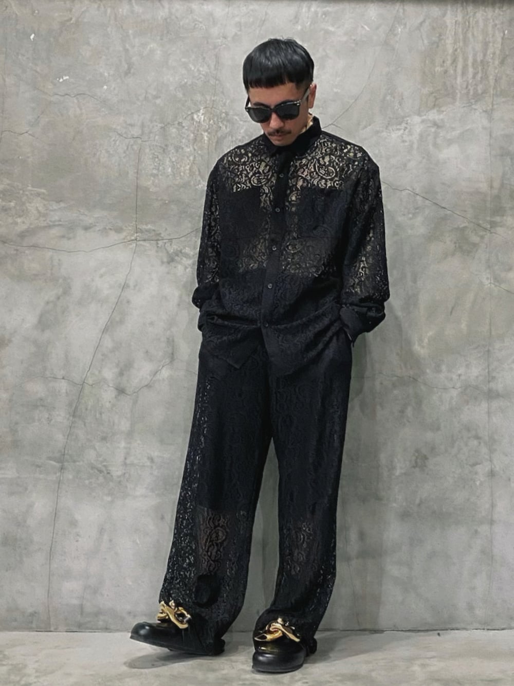 「春服デビュー宣言、レース、レイヤードスタイル、セットアップ、ローファー、ブラック、シャツスタイル、春服みてみて、韓国ファッション、ジェンダーレス、ワイドパンツ、ビッグシルエット、きれいめカジュアル、モード、ワントーンコーデ」｜「G.O.Cのオーバーサイズレースシャツ（シャツ/ブラウス、ブラック系）」を使った、　MATSU  MAKOTOさん（メンズ・160cm）の春コーディネートの1枚目の写真