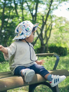 「adidasスニーカー」｜「アイテム（帽子）」を使った、いっちゃんさん（キッズ・80cm）の春コーディネート