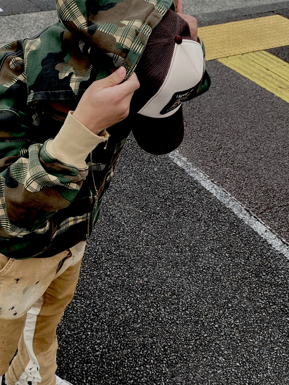 その他のジャケット/アウター、ブラウン系のカーゴパンツ、ホワイト系のブーツを着用したメンズの秋コーディネートの1枚目の写真