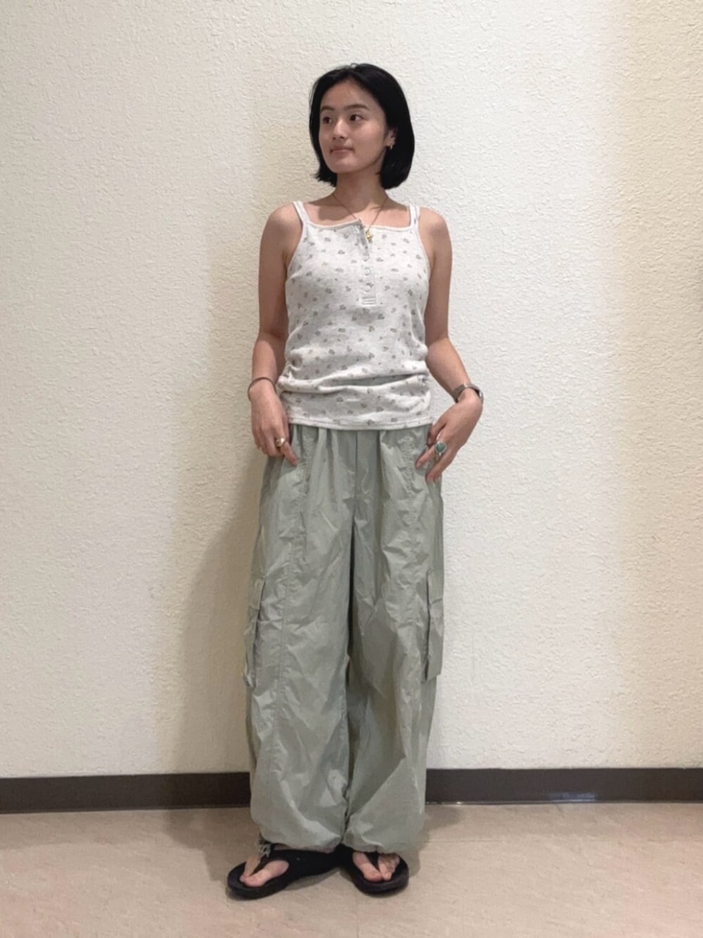 グレー系のキャミソール、グリーン系のその他パンツ、ブルー系のリングを着用したレディースの夏コーディネートの1枚目の写真