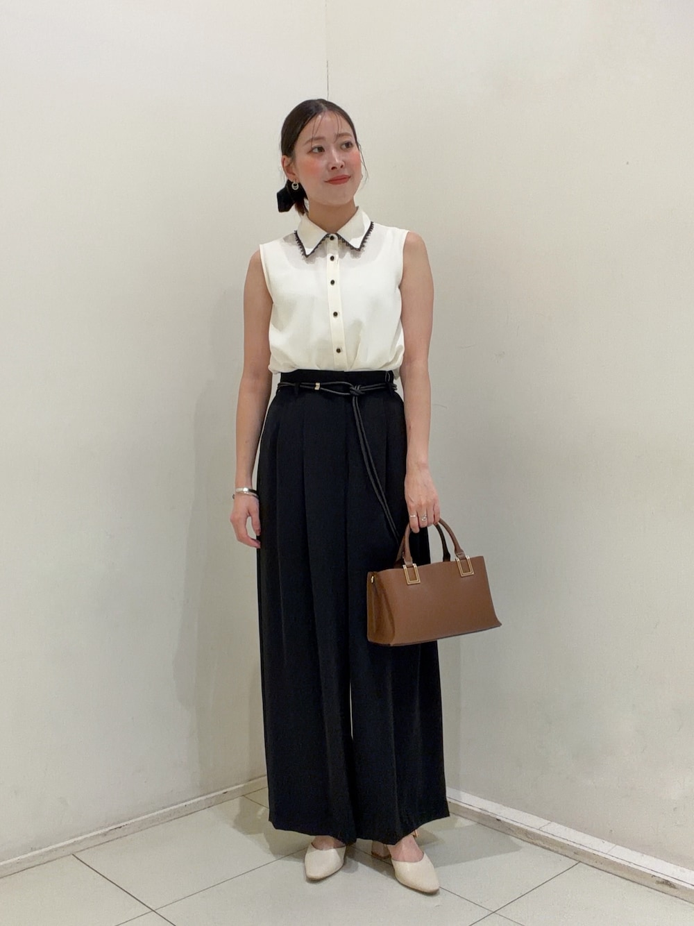 ブラック系のその他パンツ、ホワイト系のシャツ/ブラウス、ブラウン系のトートバッグを着用したレディースの夏コーディネートの1枚目の写真