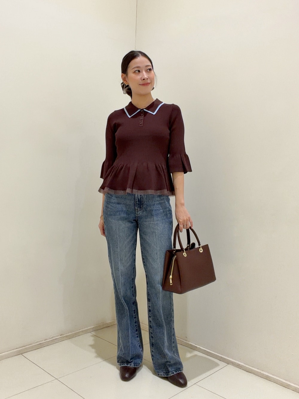 ブラウン系のニット/セーター、ブルー系のその他パンツ、レッド系のトートバッグを着用したレディースの夏コーディネートの1枚目の写真