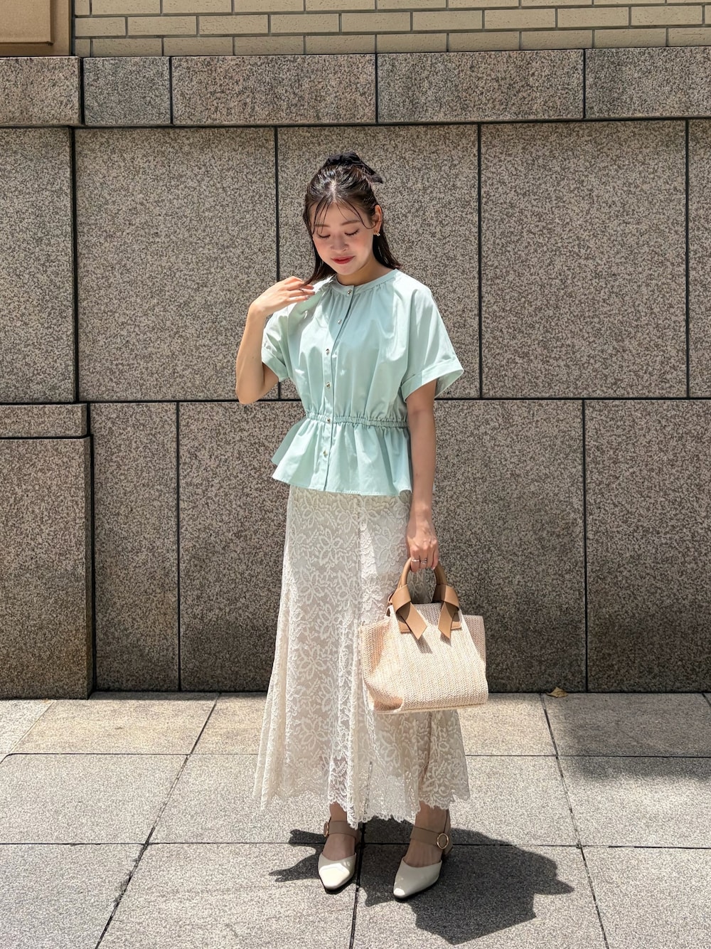 グリーン系のシャツ/ブラウス、ホワイト系のスカート、ホワイト系のトートバッグを着用したレディースの夏コーディネートの1枚目の写真