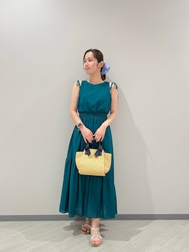 「NATURAL BEAUTY BASIC（ナチュラルビューティーベーシック）の◇PPリボンハンドルトートバッグ（トートバッグ、ベージュ系）」を使った、KOTOMIさん（レディース・159cm）の夏コーディネート