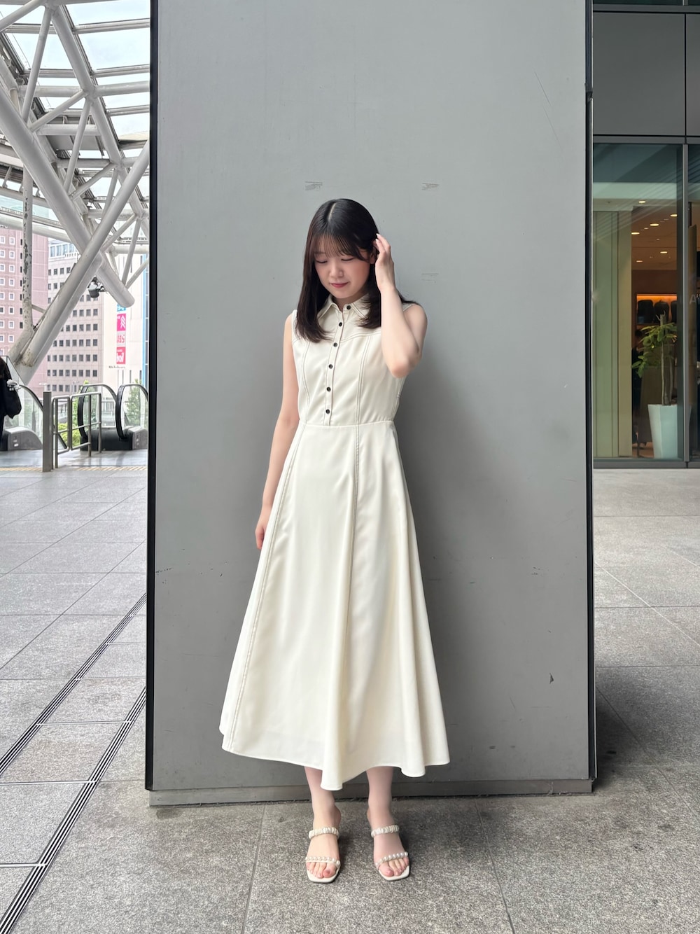 ホワイト系のワンピースを着用したレディースの夏コーディネートの1枚目の写真