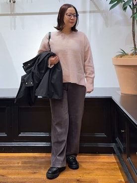 「DRESSTERIOR（ドレステリア）のアルパカブレンドVネックニット（ニット/セーター、ピンク系）」を使った、asaminさんの冬コーディネート