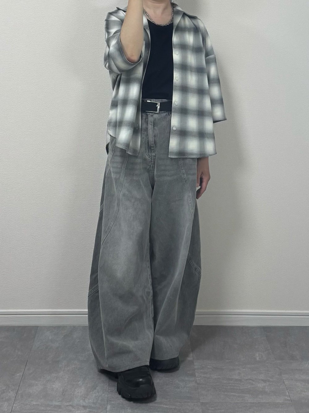 ホワイト系のシャツ/ブラウス、ブラック系のタンクトップ、グレー系のデニムパンツを着用したメンズの夏コーディネートの1枚目の写真