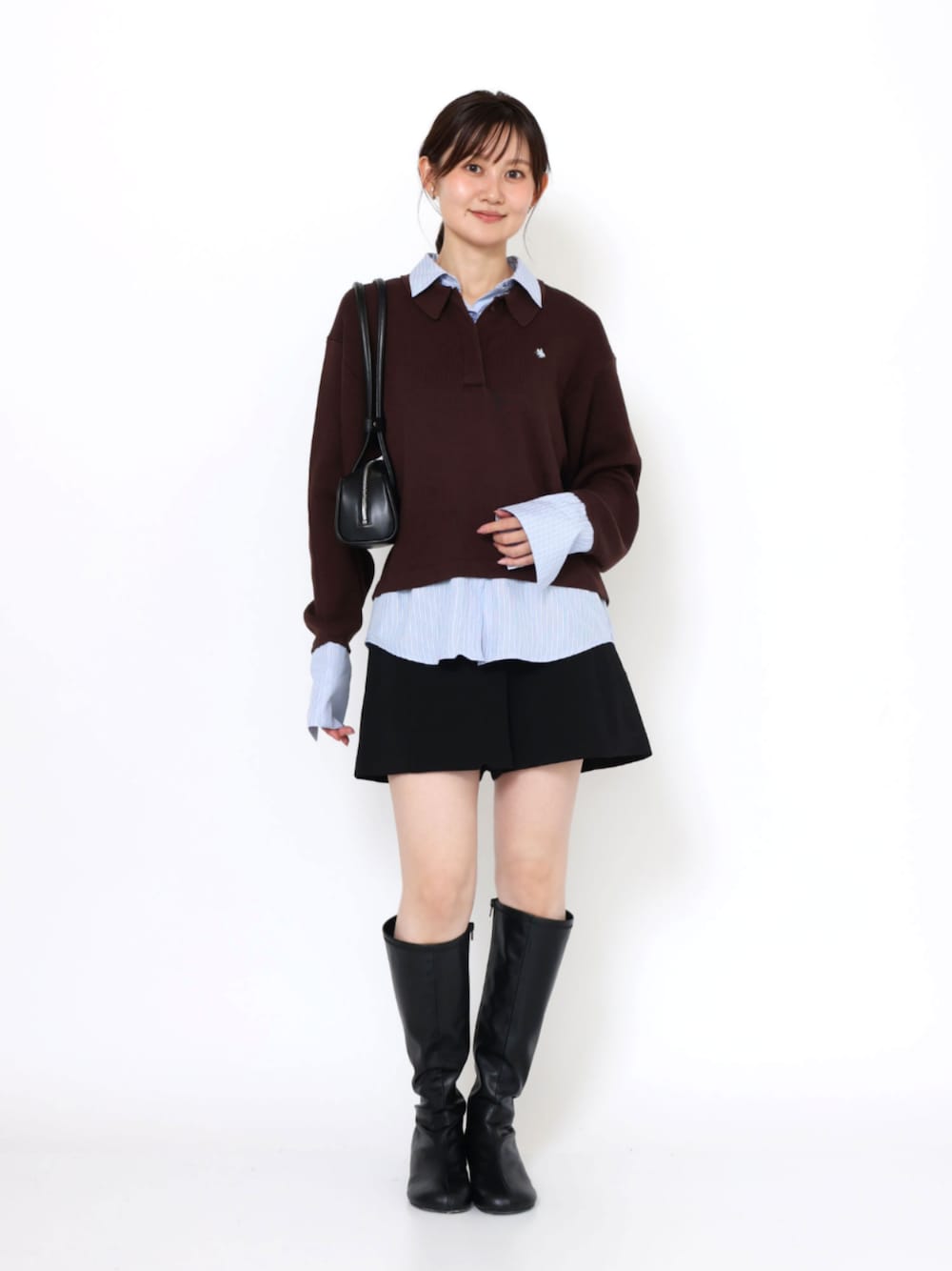 ブラック系のブーツ、ブラック系のその他パンツ、ブラウン系のニット/セーターを着用したレディースの秋コーディネートの1枚目の写真