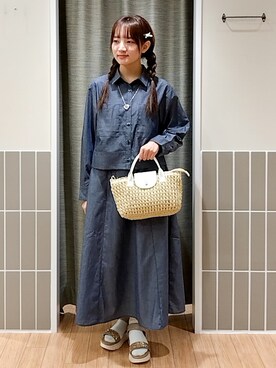 「grove（グローブ）の【貴島明日香さん着用／イージーケア／接触冷感】麻混クロップドシャツ（シャツ/ブラウス、ブルー系）」を使った、reiaさん（レディース・153cm）の春コーディネート