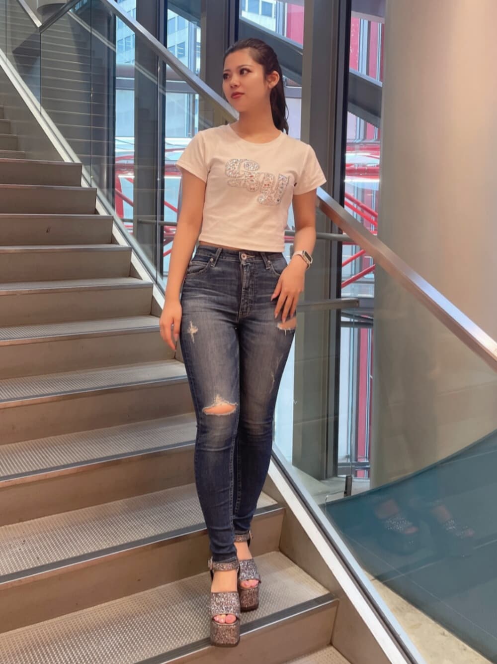 シルバー系のサンダル、ホワイト系のTシャツ/カットソー、ブルー系のデニムパンツを着用したレディースの春コーディネートの1枚目の写真