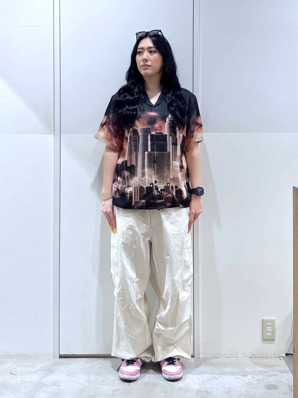 ホワイト系のカーゴパンツ、ブラック系のタンクトップ、ブラック系のシャツ/ブラウスを着用したレディースの夏コーディネートの1枚目の写真