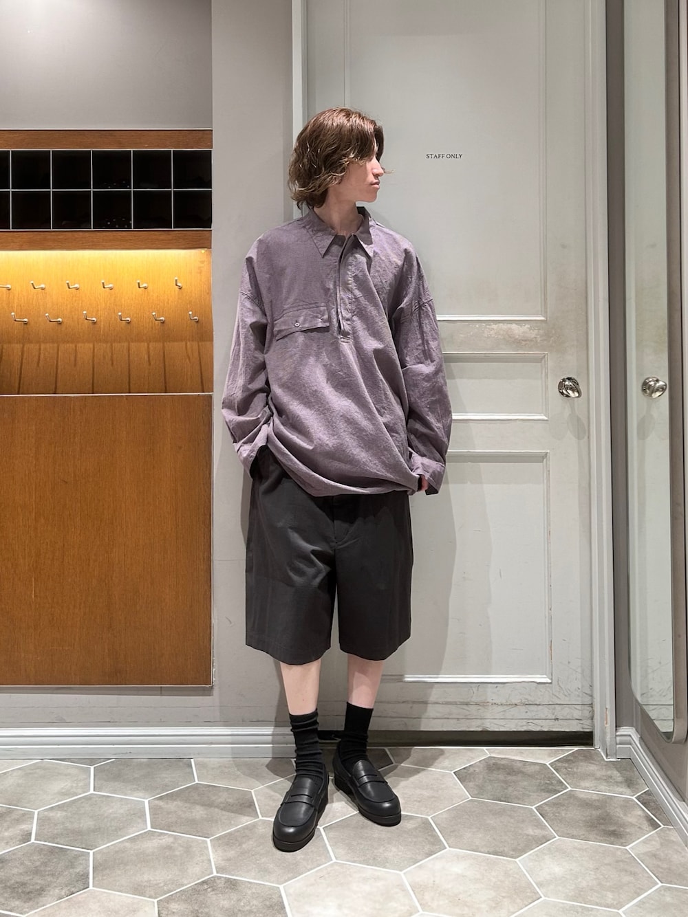 ブラック系のローファー、その他のシャツ/ブラウス、グレー系のその他パンツを着用したメンズの夏コーディネートの1枚目の写真