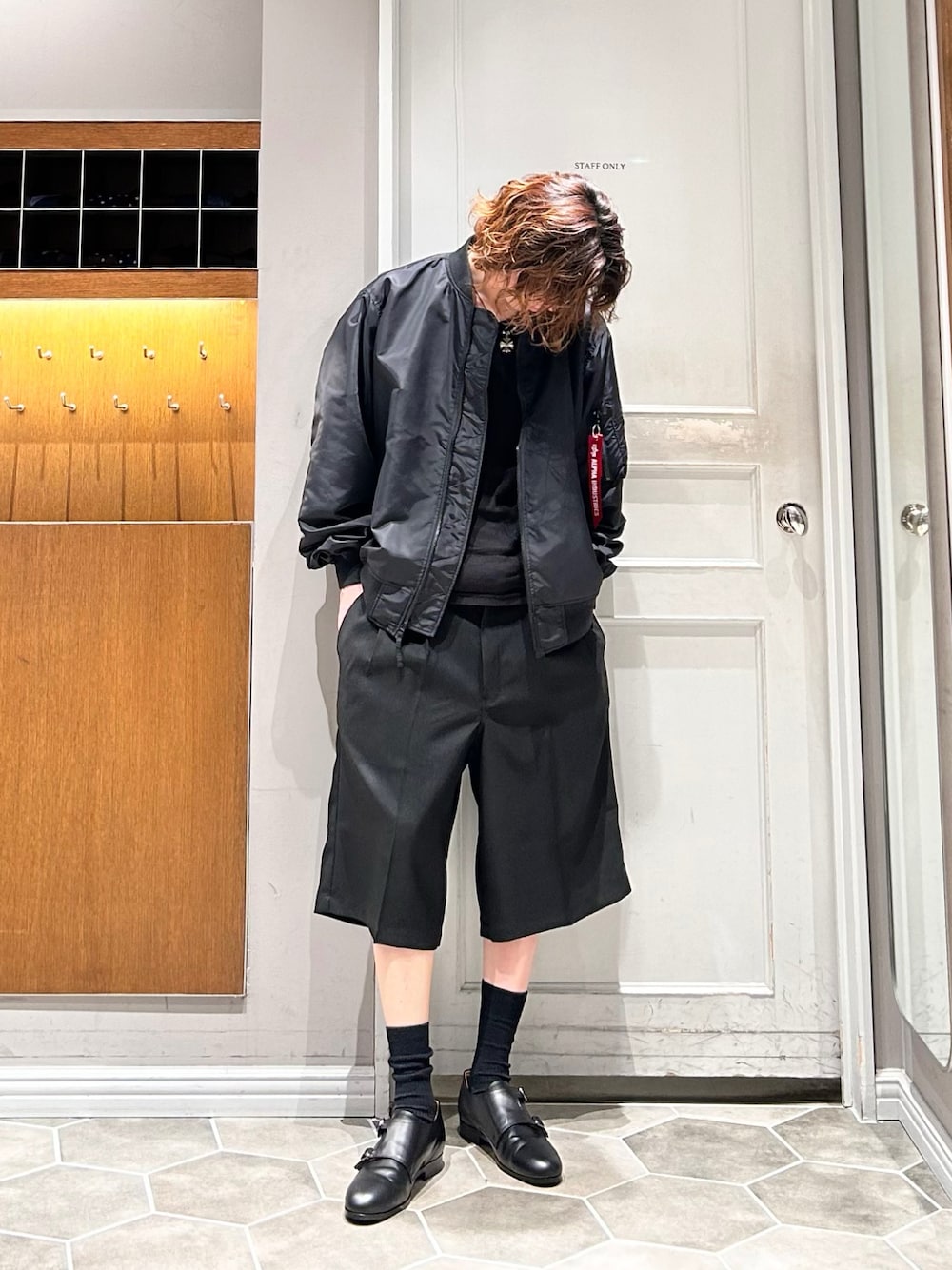ブラック系のドレスシューズ、ブラック系のその他パンツ、ブラック系のMA-1を着用したメンズの春コーディネートの1枚目の写真