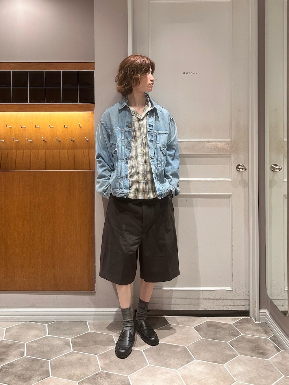 ブラック系のローファー、ブラック系のその他パンツ、ブルー系のデニムジャケットを着用したメンズの夏コーディネートの1枚目の写真