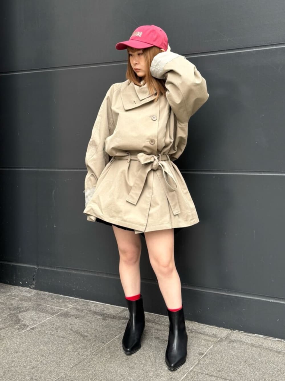 ベージュ系のトレンチコート、ブラック系のその他パンツ、ブラック系のブーツを着用したレディースの冬コーディネートの1枚目の写真