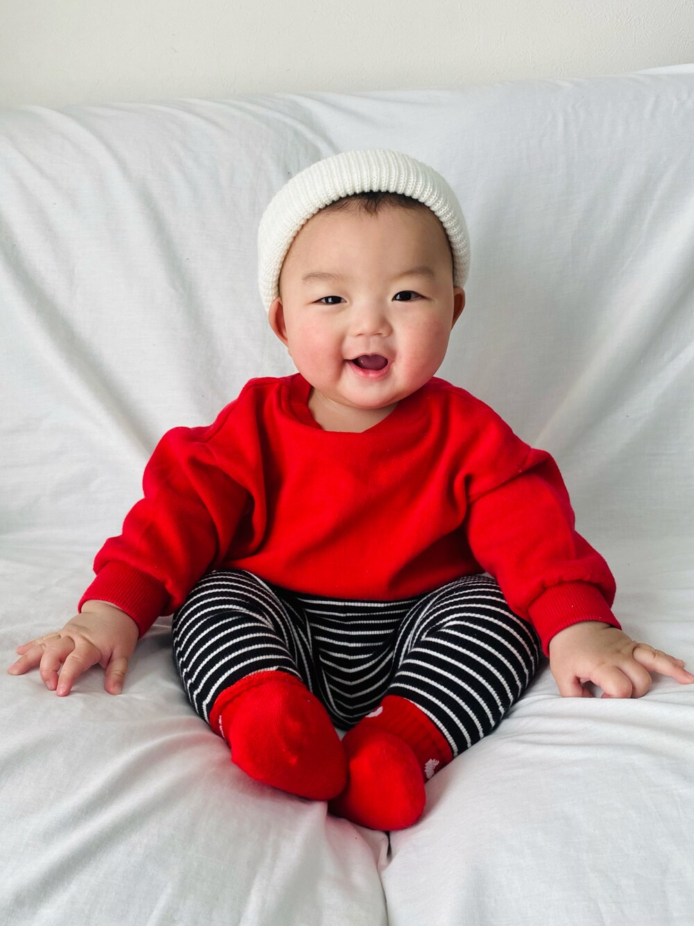 レッド系のスウェット、ブラック系のその他ベビーウェア、その他のソックス/靴下を着用したキッズの冬コーディネートの1枚目の写真