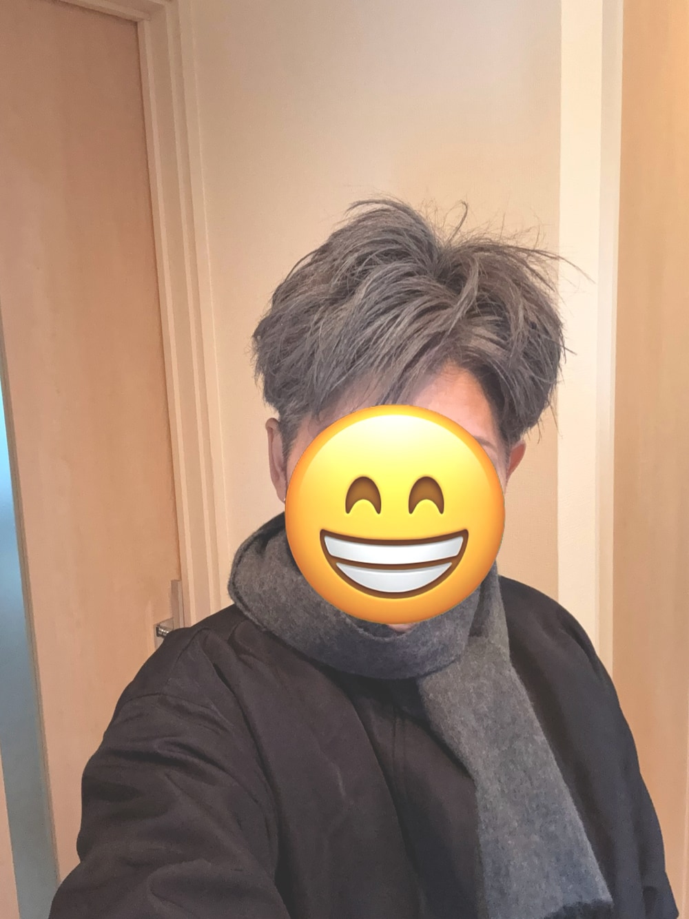 ブラック系のテーラードジャケット、グレー系のレッグウェアを着用したレディースの秋コーディネートの1枚目の写真