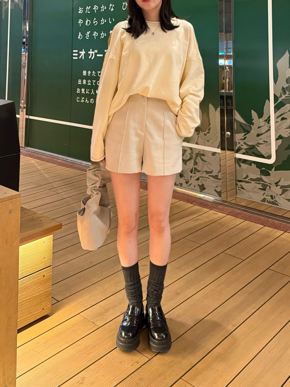 「秋コーデ、休日スタイル、秋服、お出かけコーデ、カジュアルスタイル、パンツスタイル、着回しコーデ、プチプラコーデ、シンプルスタイル、淡色コーデ、きれいめカジュアル、ラクチンコーデ」｜「mysticの【サイズ展開あり】NEWﾋﾟﾝﾀｯｸｼｮｰﾄﾊﾟﾝﾂ（その他パンツ、ホワイト系）」を使った、ぽんさん（骨格ナチュラル・レディース・161cm）の秋コーディネートの1枚目の写真