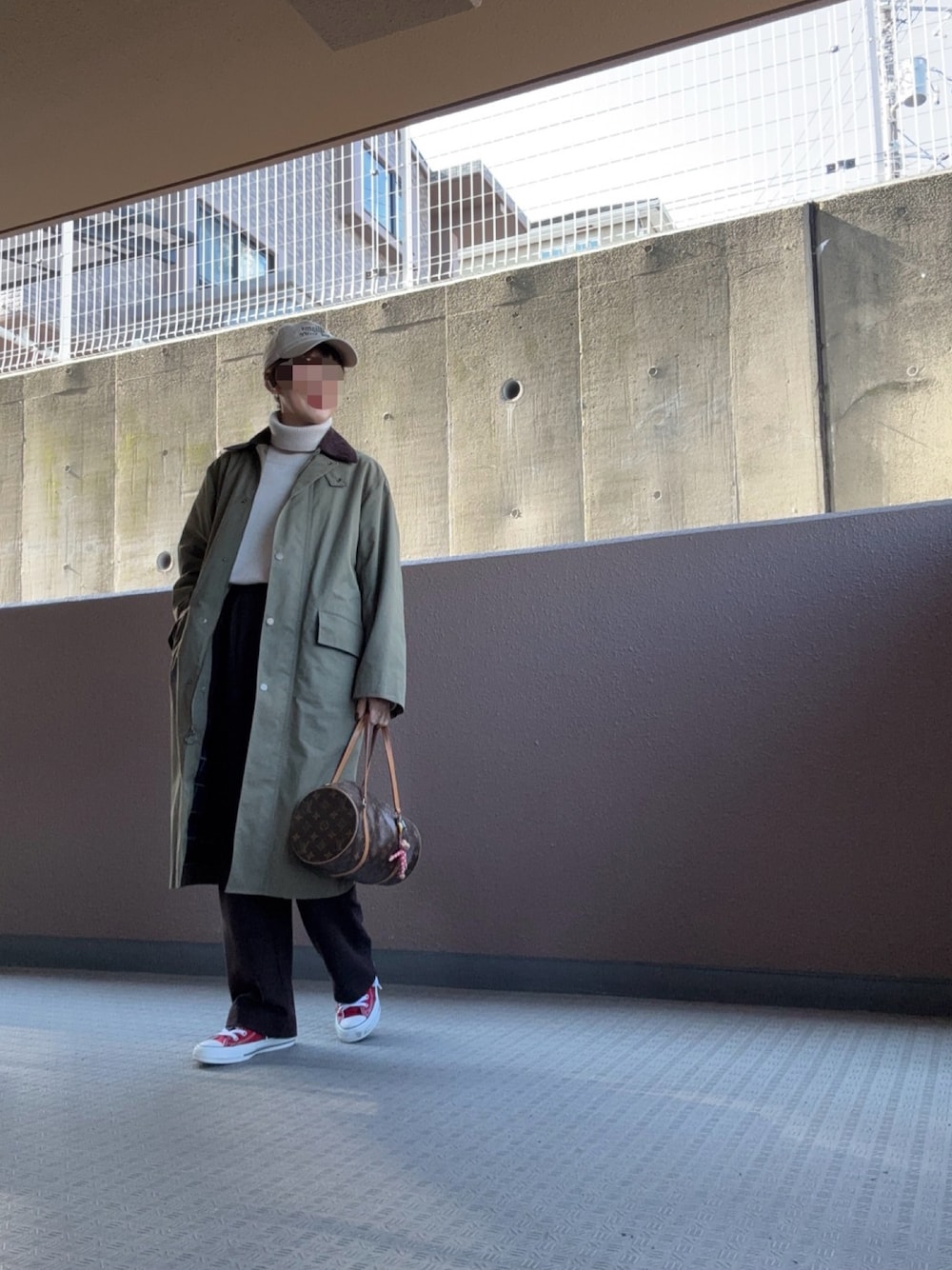 ホワイト系のニット/セーター、グリーン系のジャケット/アウター、ブラウン系のパンツを着用したレディースの冬コーディネートの1枚目の写真