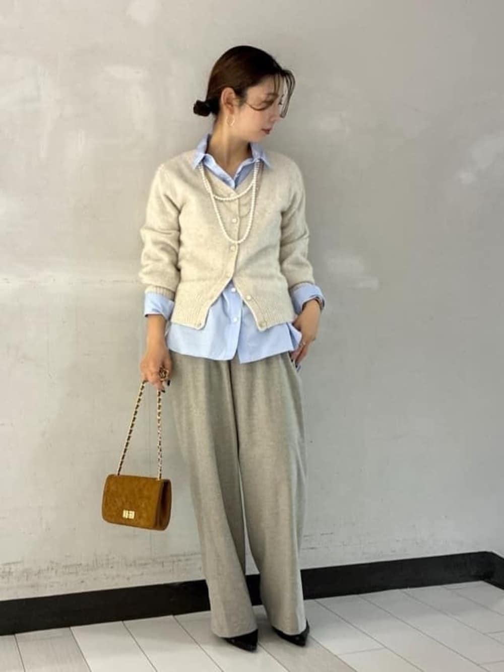 ベージュ系のカーディガン/ボレロ、ブルー系のシャツ/ブラウス、ベージュ系のその他パンツを着用したレディースの冬コーディネートの1枚目の写真