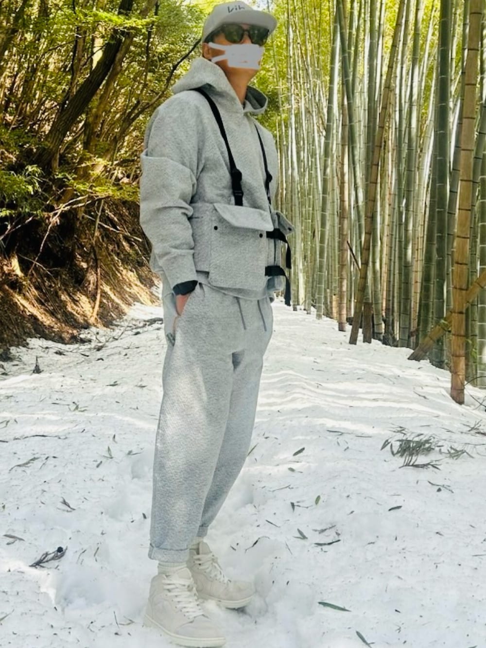 「おしゃれさんと繋がりたい、NIKE」｜「NIKEのアイテム（その他パンツ、グレー系）」を使った、kjboooyさん（メンズ・174cm）の春コーディネートの1枚目の写真