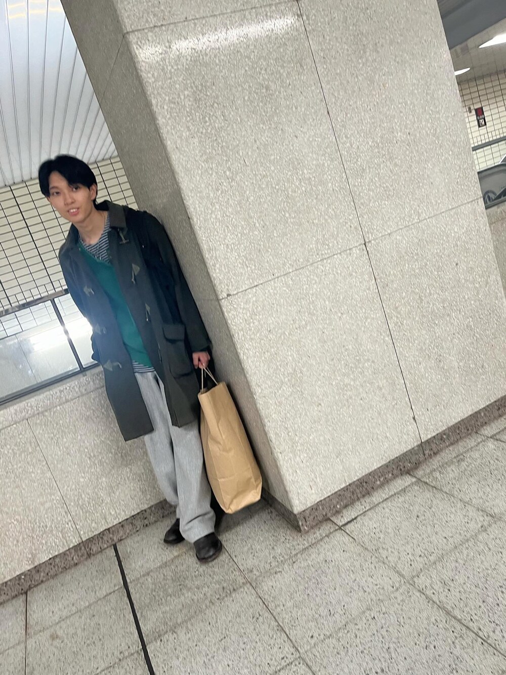 「お出かけコーデ、おしゃれさんと繋がりたい、秋冬コーデ、休日コーデ、古着MIX、コートスタイル」｜「COMME des GARCONSのアイテム（ドレスシューズ、ブラック系）」を使った、kenkenさん（メンズ・171cm）の冬コーディネートの1枚目の写真