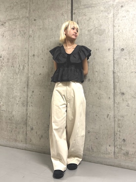 「KBF（ケイビーエフ）のフロントホックチェックフリルブラウス（シャツ/ブラウス、ブラック系）」を使った、リロさん（レディース・161cm）の春コーディネート