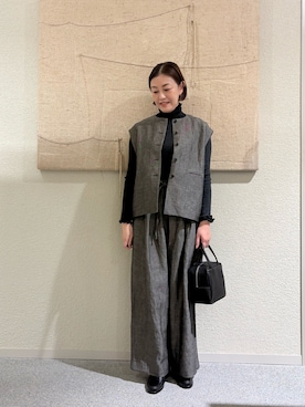 「かぐれ（カグレ）のウールリネンクルーベスト（ダウンベスト、ブラック系）」を使った、rikaさん（レディース・161cm）の秋コーディネート