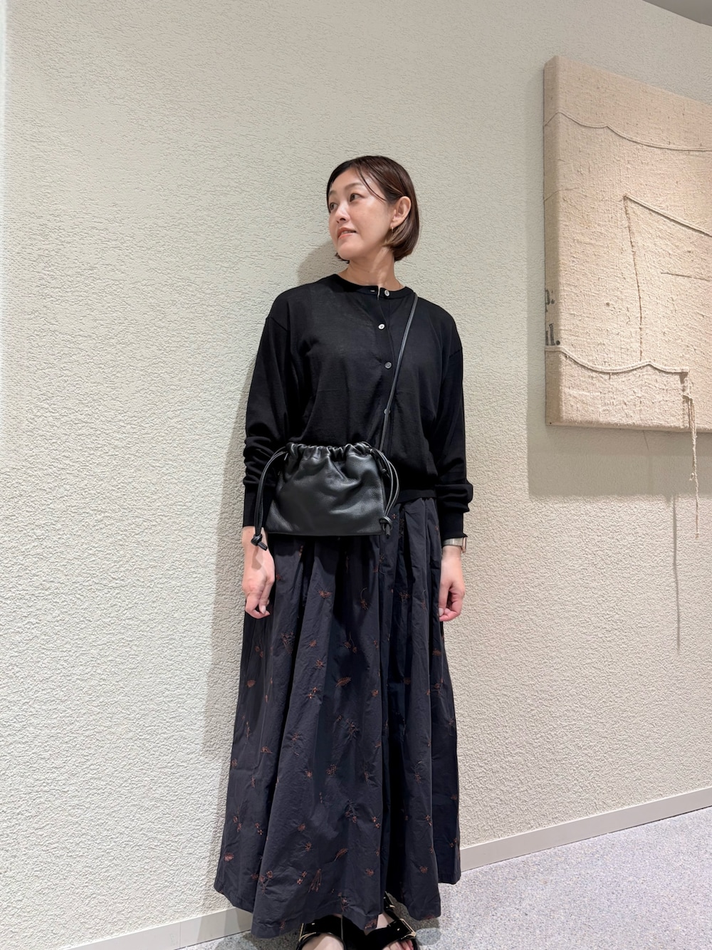 ブラック系のカーディガン/ボレロ、ブラック系のスカート、ブラック系のショルダーバッグを着用したレディースの夏コーディネートの1枚目の写真
