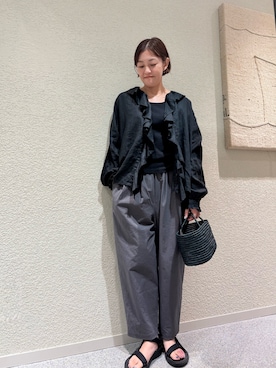 「かぐれ（カグレ）のリネンフリルカラーシャツ（Shirts、ブラック系）」を使った、rikaさん（レディース・161cm）の夏コーディネート