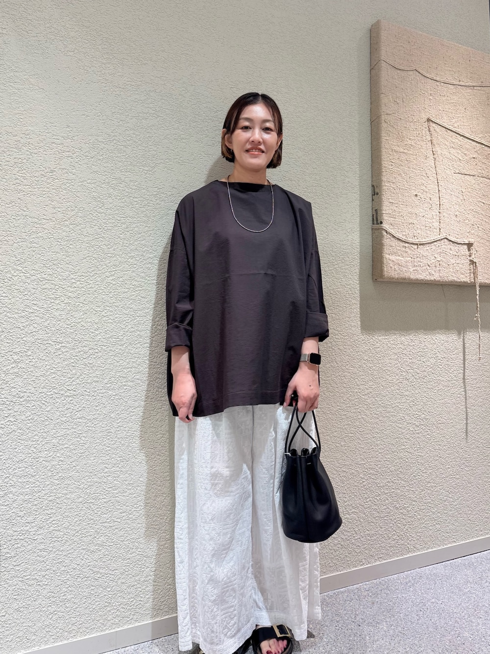 ブラック系のシャツ/ブラウス、ホワイト系のその他パンツ、シルバー系のネックレスを着用したレディースの夏コーディネートの1枚目の写真