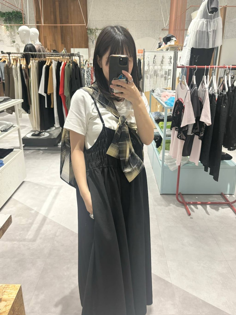ホワイト系のTシャツ/カットソー、その他のシャツ/ブラウス、ブラック系のマタニティウェア/グッズを着用したレディースの春コーディネートの1枚目の写真