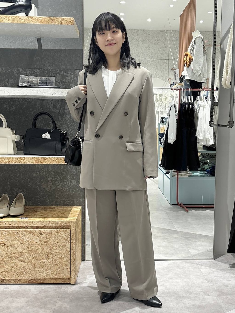 ブラウン系のその他パンツ、ブラウン系のテーラードジャケット、ホワイト系のシャツ/ブラウスを着用したレディースの冬コーディネートの1枚目の写真