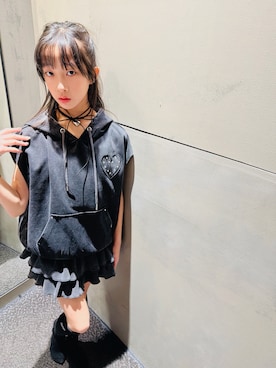 「repipi armario（レピピ アルマリオ）のAcidフーディ（パーカー、ブラック系）」を使った、yurimari1118さん（キッズ・140cm）の春コーディネート