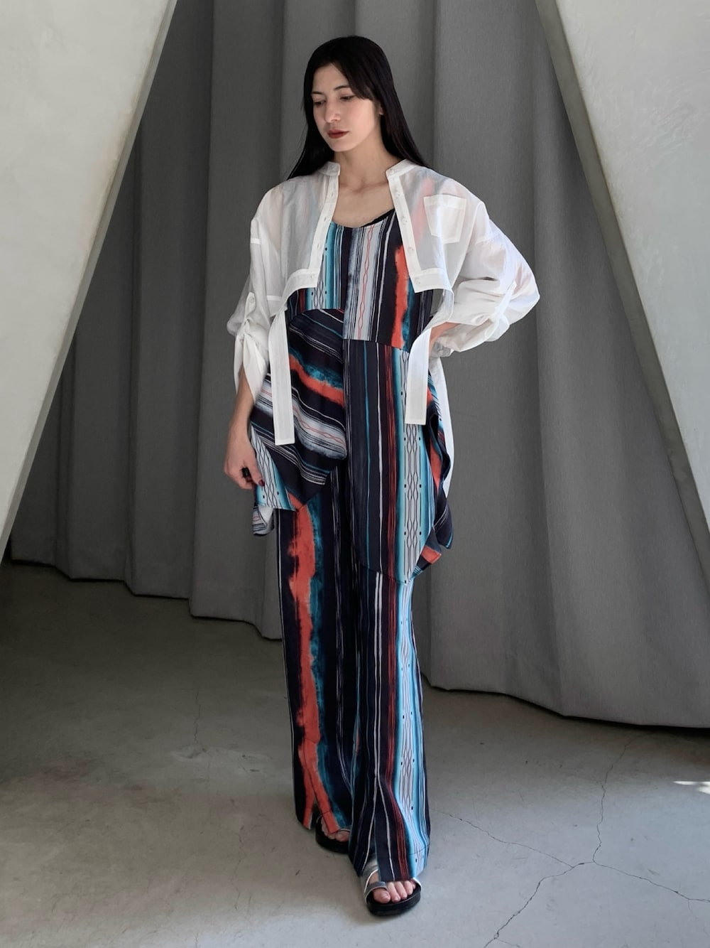 ホワイト系のシャツ/ブラウス、ブラック系のその他パンツ、ブラック系のシャツ/ブラウスを着用したレディースの春コーディネートの1枚目の写真