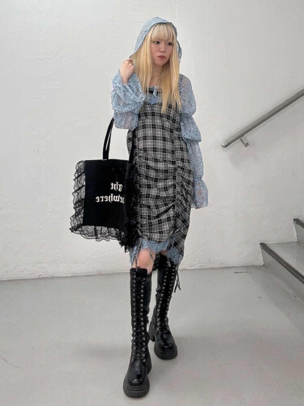 ブルー系のカーディガン/ボレロ、ブラック系のトートバッグ、ブラック系のワンピースを着用したレディースの春コーディネートの1枚目の写真