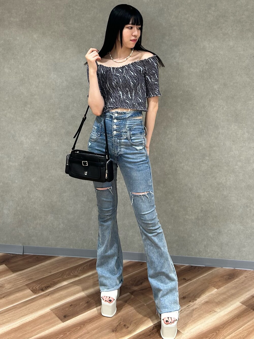 その他のTシャツ/カットソー、ブルー系のデニムパンツ、ホワイト系のサンダルを着用したレディースの夏コーディネートの1枚目の写真