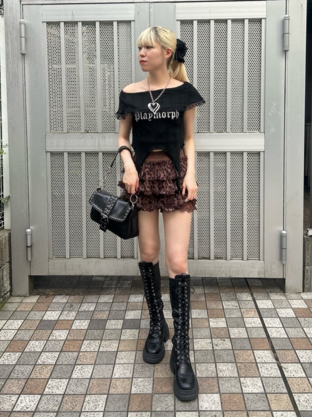 ブラック系のハンドバッグ、ブラック系のTシャツ/カットソー、ブラウン系のその他パンツを着用したレディースの夏コーディネートの1枚目の写真