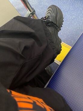 「blckのアイテム（カーゴパンツ、ブラック系）」を使った、yochicfashioさん（レディース・168cm）の冬コーディネート