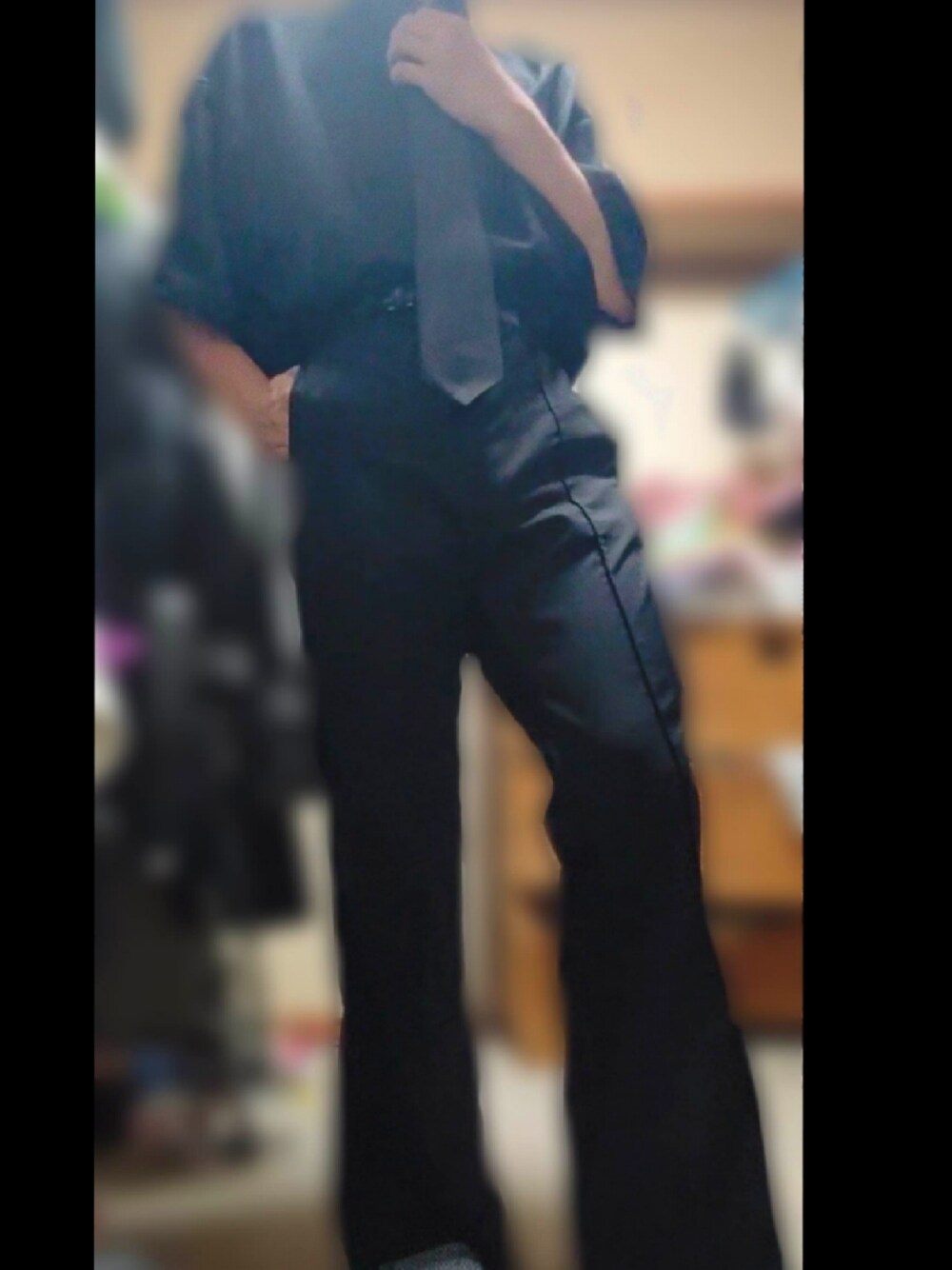 ブラック系のスラックスを着用したメンズの夏コーディネートの1枚目の写真