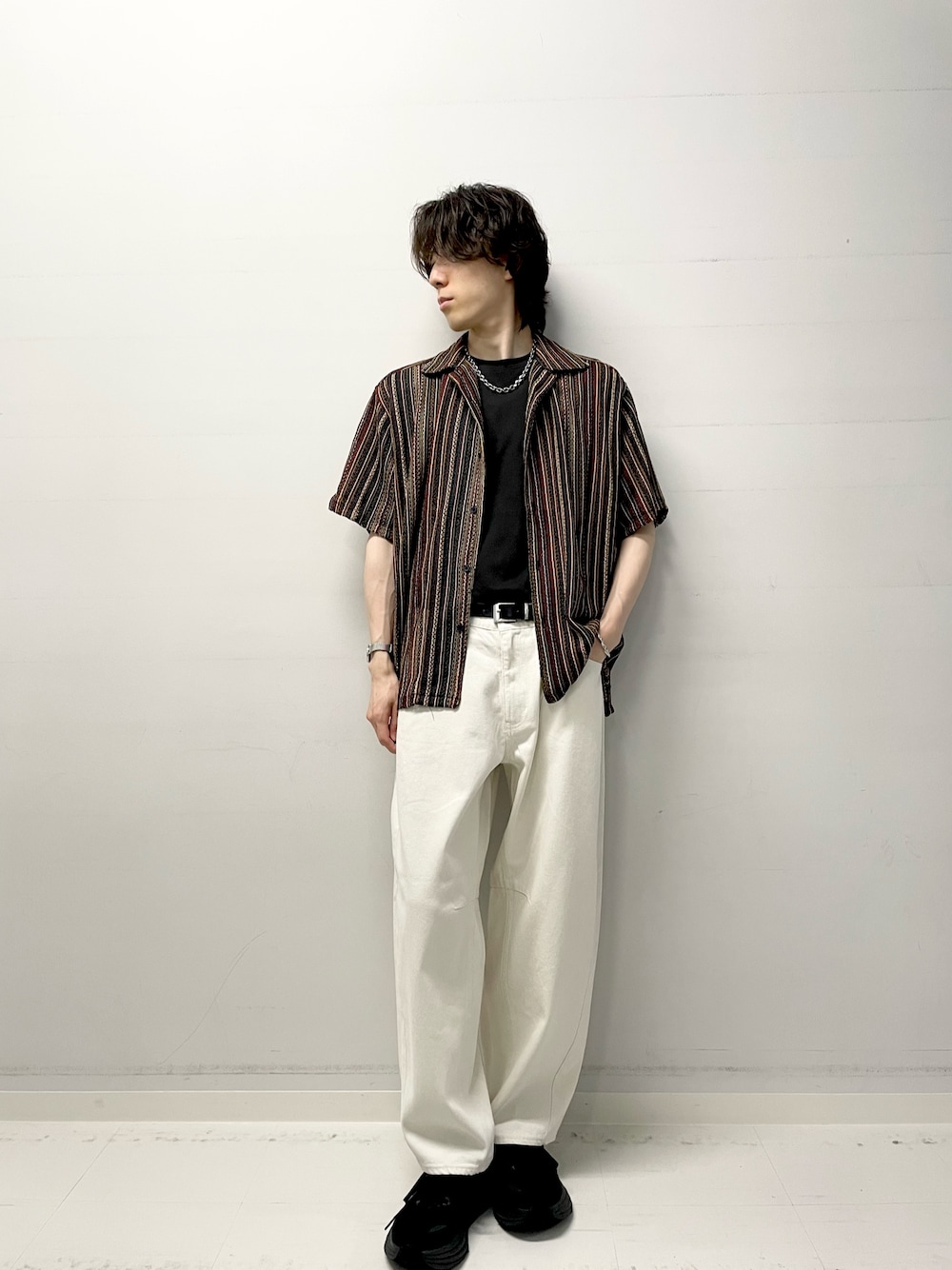 ブルー系のシャツ/ブラウス、ブラック系のTシャツ/カットソー、ホワイト系のデニムパンツを着用したメンズの夏コーディネートの1枚目の写真