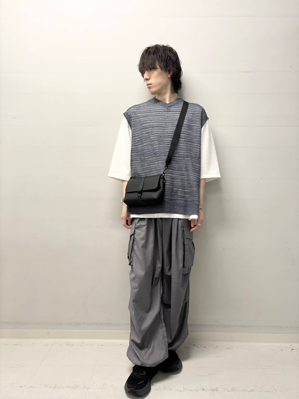 グレー系のその他パンツ、ブラック系のボディバッグ/ウエストポーチ、ホワイト系のTシャツ/カットソーを着用したメンズの春コーディネートの1枚目の写真